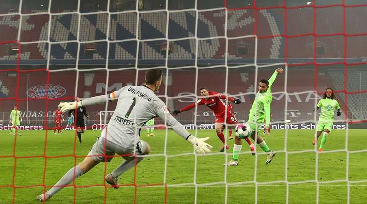 Vào! Bằng một đường chuyền vượt qua cả tầm với của thủ môn, Kingsley Coman dọn cỗ cho Robert Lewandowski (Bayern Munich) ghi một bàn thắng không thể dễ dàng hơn, và cầu thủ này không phạm một sai lầm nào với cú đánh đầu từ cự ly gần vào góc thấp bên phải khung thành trống. Tỉ số là 1:1.