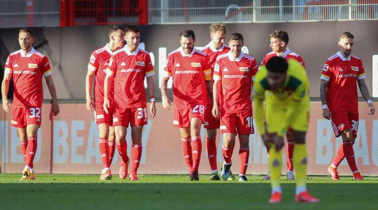 Vào! Christopher Trimmel (Union Berlin) chớp cơ hội sau một tình huống bóng bật ra trong vòng cấm và đánh bại thủ môn với một cú sút vào mé trong cột dọc bên trái. Tỉ số đã được nâng lên: 2:1.