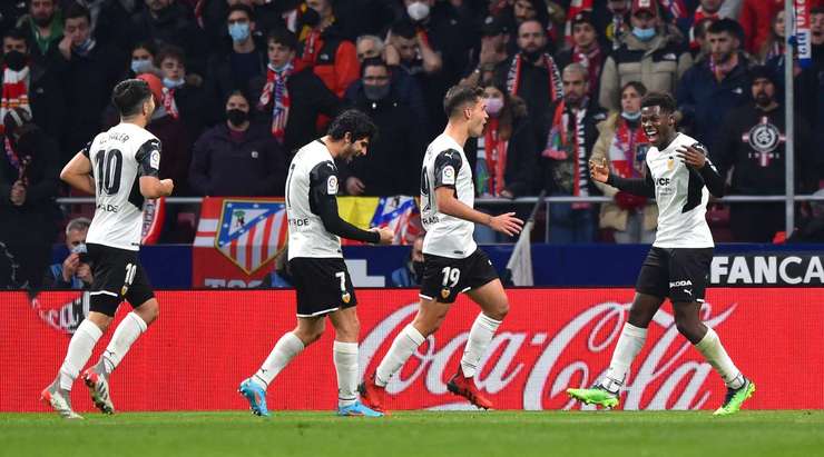 Yunus Musah (Valencia) ghi bàn! Anh ấy đón một đường chuyền của đồng đội và tung một cú sút hoàn hảo từ rìa vòng cấm, đi vào phía trong cột dọc bên trái khung thành, vượt quá tầm với của thủ môn.