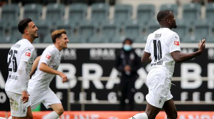 Marcus Thuram (B. Monchengladbach) đón quả phạt góc và thể hiện khả năng săn bàn của mình với một cú đánh đầu lạnh lùng từ cự li gần, đưa bóng đi rất căng vào ngay giữa cầu môn. Tỉ số là 1:0.
