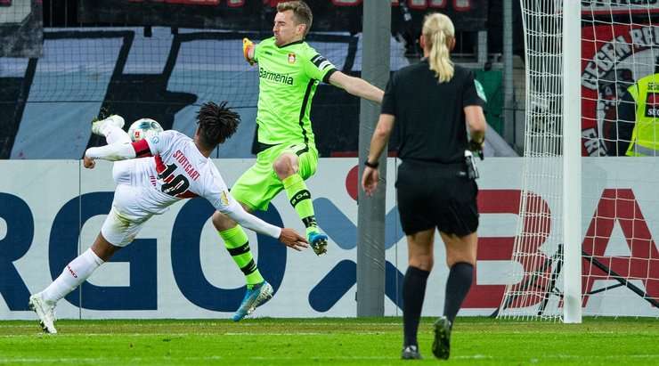 Daniel Didavi (VfB Stuttgart) suýt chút nữa đã được bóng vào lưới, nhưng lẽ ra anh phải dứt điểm tốt hơn. Cú sút cận thành quá hiện của anh đã đi thẳng vào găng tay của thủ môn Lukas Hradecky.