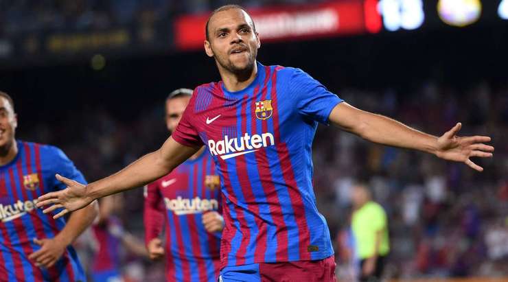 Vào! Martin Braithwaite (Barcelona) đã có mặt đúng lúc đúng chỗ để lấy bóng bật ra trong vòng cấm, và anh ấy sút bóng vào chính giữa mành lưới. Tỉ số là 3:0.