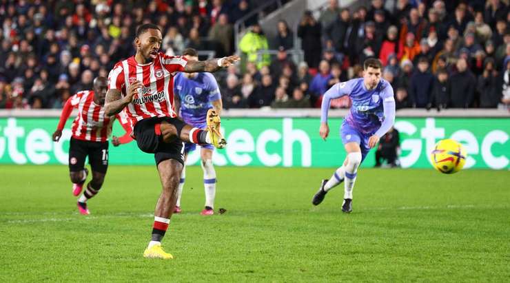 Vào! Ivan Toney (Brentford) sút bóng vào góc phải khung thành, vượt qua tầm với của Neto dù thủ môn đã đổ người hết cỡ.