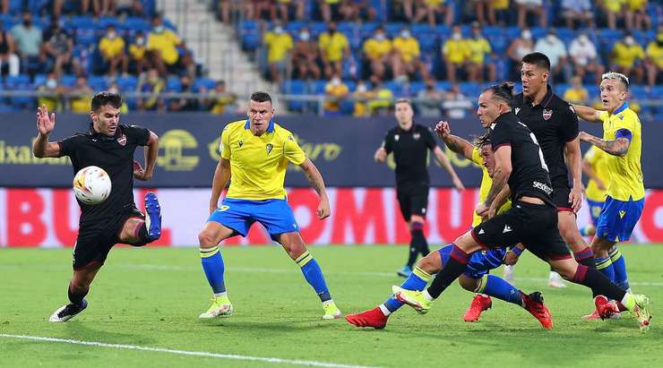 Vào! Alfonso Espino (Cadiz) sút bóng bật ra vào góc trái phía trên sau khi bóng đến chỗ anh ấy trong vòng cấm. Tỉ số là 1:1.