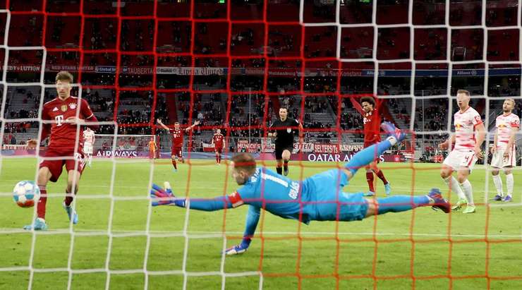 Vào! Thomas Muller (Bayern Munich) đã có mặt đúng lúc đúng chỗ để chộp lấy bóng bật ra trong vòng cấm, và anh ấy sút bóng thành bàn. Tỉ số là 1:0.