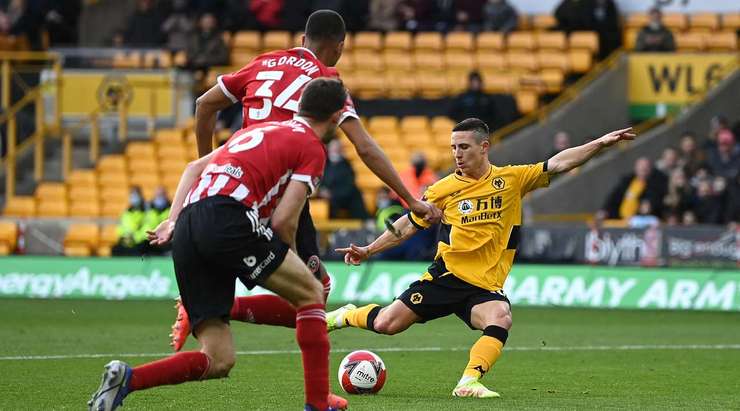 Tỉ số là 1:0! Fabio Silva chuyền bóng cho Daniel Podence (Wolves) trong vòng cấm, người không bị ai kèm và sút bóng vào bên trái mành lưới.