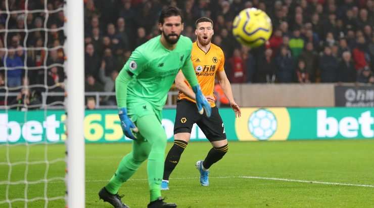 Matt Doherty (Wolves) nhận một đường chuyền bổng vào trong vòng cấm và tung một cú sút nguy hiểm đi chệch cột dọc bên trái trong gang tấc!