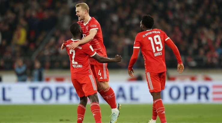 Vào! Jamal Musiala kiến tạo cho Matthijs de Ligt (Bayern Munich) một cơ hội dứt điểm ở bên trong vòng cấm. Cú ra chân của cầu thủ này không thực sự chuẩn xác, nhưng may mắn là quả bóng bằng cách nào đó vẫn tìm được đường vào góc dưới bên trái khung thành. Tỉ số là 0:1.