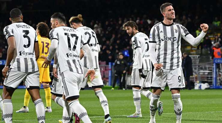 Dusan Vlahovic (Juventus) dễ dàng chuyển hóa quả phạt đền với cú sút đi dội cột dọc bên phải vào lưới, không cho thủ môn Guillermo Ochoa một cơ hội nào.