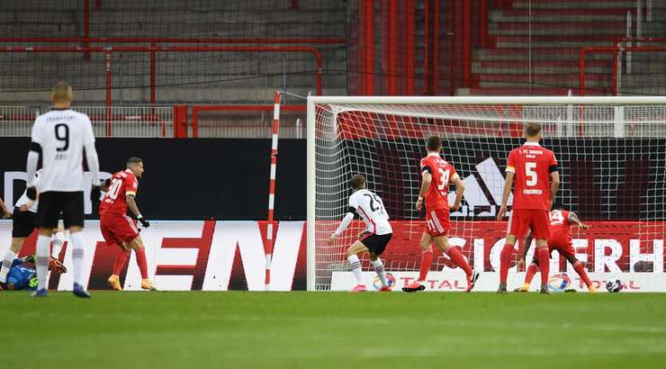 Vào 1:0! Robert Andrich (Union Berlin) đệm bóng thành bàn từ cự li gần sau khi bóng bật ra tới hướng di chuyển của anh ấy.