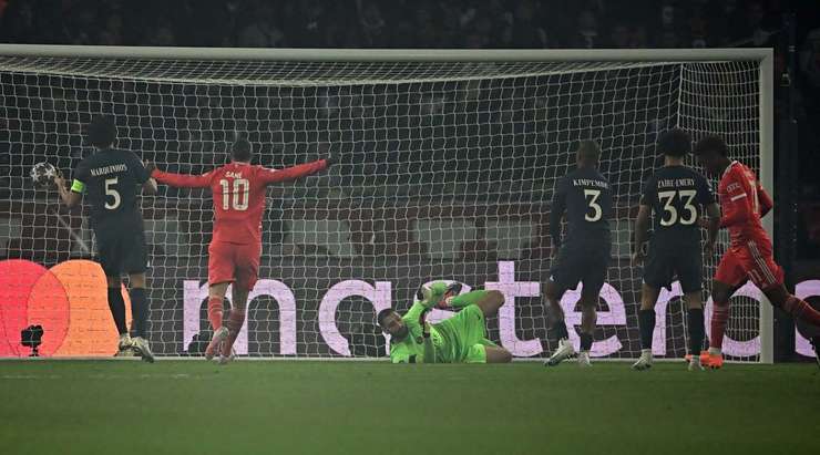 Vào! Alphonso Davies thực hiện một quả tạt vào vòng cấm và kiến tạo thành công cho Kingsley Coman (Bayern Munich), người đã đón bóng và dứt điểm chìm gọn gàng vào ngay giữa mành lưới. Tỉ số đã được nâng lên 0:1.