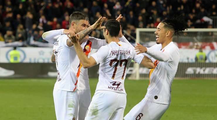 Henrikh Mkhitaryan (AS Roma) thể hiện khả năng sút phạt xuất sắc của mình bằng một cú sút thông minh đi thẳng vào góc thấp bên trái khung thành!