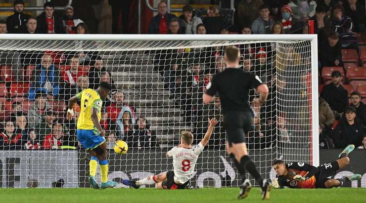 GOAL! Taiwo Awoniyi (Nottingham) đón đường chuyền từ Brennan Johnson trong một đợt phản công nhanh và dứt điểm hiểm hóc từ cự ly gần. Tỉ số là 0:1.