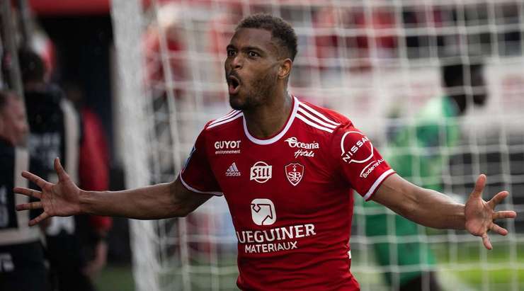 Steve Mounie (Brest) chuyển hóa quả tạt sắc bén của đồng đội bằng một cú sút chìm hiểm hóc vào góc thấp bên phải khung thành! Một pha dứt điểm xuất sắc!