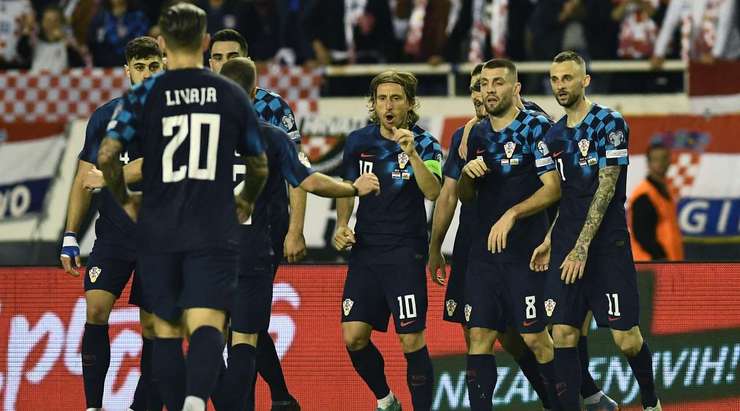Vào! Andrej Kramaric (Croatia) tìm thấy khoảng trống đủ để tung ra cú sút từ rìa vòng cấm và pha dứt điểm của anh đi chìm vào phía trong cột dọc bên phải. Một cú sút xuất sắc.