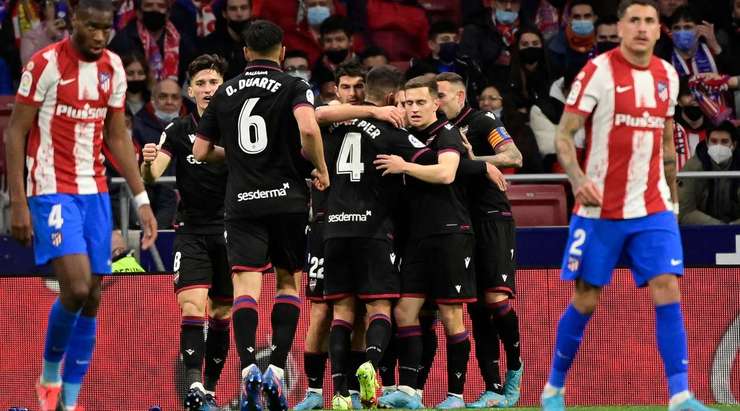 Vào! Gonzalo Melero (Levante) nhận đường chuyền từ đồng đội và anh không hề do dự tung một cú sút không thể cản phá vào sát phía trong cột dọc bên phải.