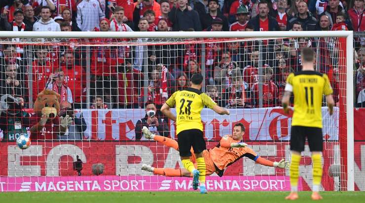 Vào! Emre Can (Dortmund) giành chiến thắng trên chấm phạt đền bằng một cú sút chìm không thể cản phá, vượt qua tầm với của thủ môn Manuel Neuer vào giữa khung thành.