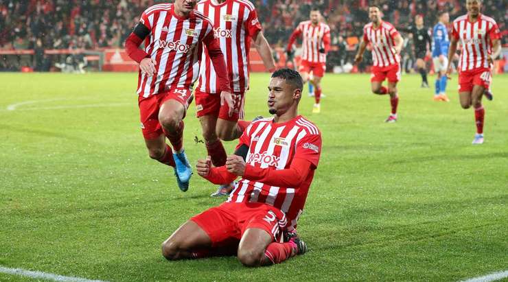 Danilho Doekhi (Union Berlin) bật cao lên trên hàng phòng ngự đối phương để đánh đầu, đưa bóng qua đầu thủ môn vào lưới.