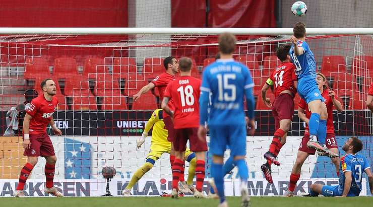 Vào! Simon Lorenz (Holstein Kiel) đón một đường chuyền bằng đầu từ Jae-Sung Lee và đưa bóng vào lưới với một cú đánh đầu khác. Tỉ số đã được nâng lên 0:1.