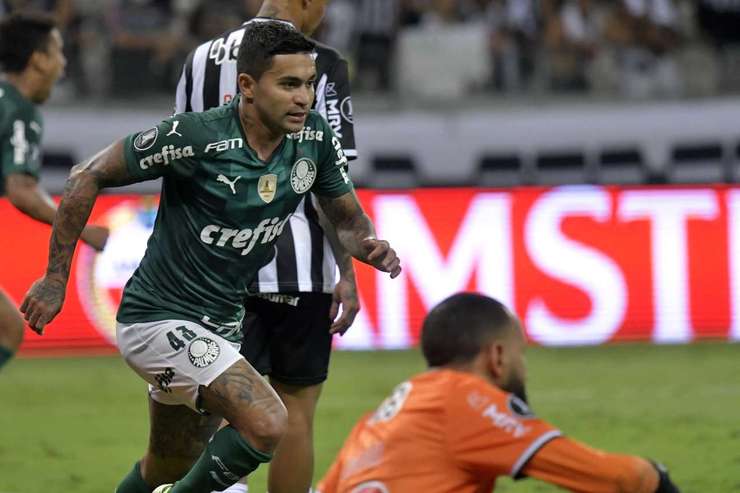 Vào! Gabriel Veron thể hiện nhãn quan chiến thuật tuyệt vời bằng một đường chuyền tinh quái bên trong vòng cấm. Dudu (Palmeiras) cũng đã hoàn thành tốt phần việc của mình với cú sút một chạm, đưa bóng đi chìm vào chính giữa khung thành. 1:1.