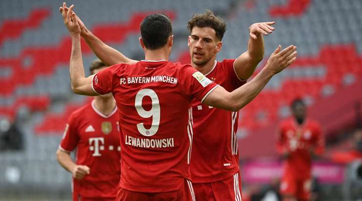 Vào! Leon Goretzka dọn cỗ cho Robert Lewandowski (Bayern Munich) tại rìa vòng cấm người sút bóng vào góc phải phía dưới. 2:0.