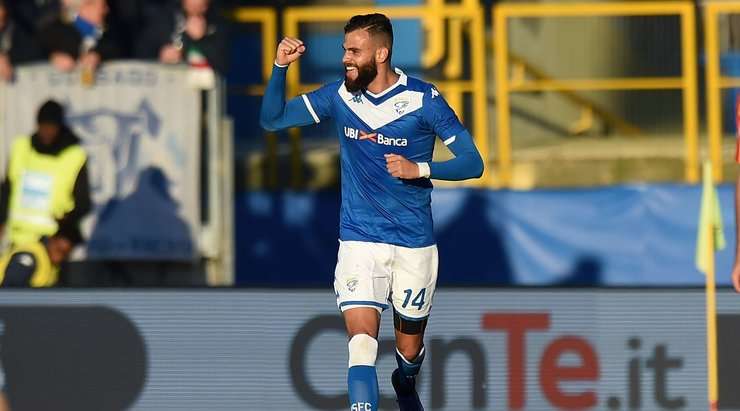 Vào! Jhon Chancellor (Brescia) vừa có bàn thắng theo một cách không thể dễ dàng hơn: đưa vào lưới trống từ cự ly rất gần sau khi bóng bị bật ra từ thủ môn. Tỉ số là 1:0.