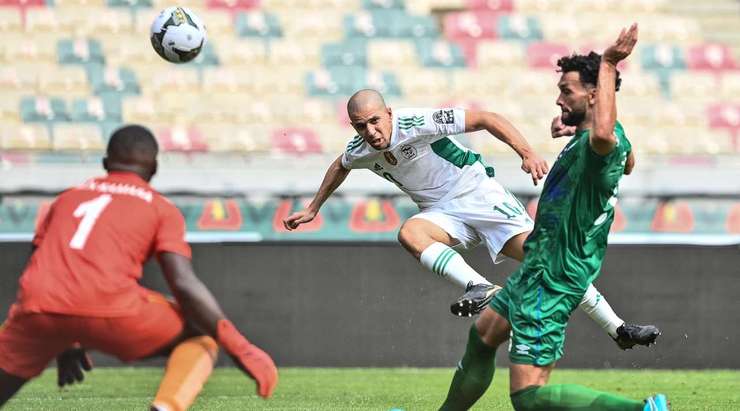 Sofiane Feghouli (Algeria) nhận một đường chuyền trong vòng cấm và dứt điểm, nhưng cú sút của anh bị một hậu vệ đối phương xuất sắc cản phá. Algeria có quả phạt góc.