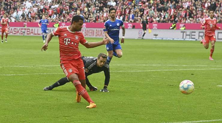 Serge Gnabry (Bayern Munich) liên tiếp đi bóng lắt léo qua các hậu vệ đối phương và thoát xuống đối mặt với thủ môn. Cầu thủ này làm một động tác giả khiến thủ môn mất thăng bằng, trước khi nhẹ nhàng đưa bóng vào lưới.