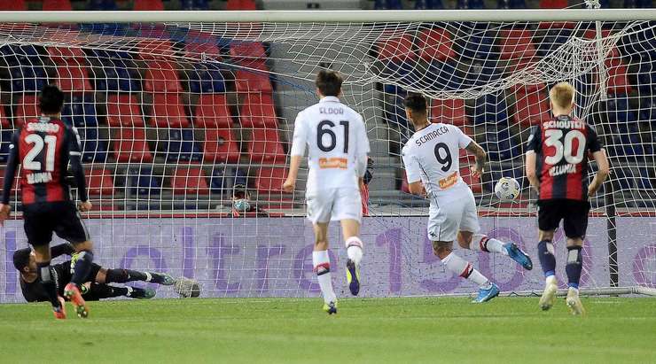 Vào! Gianluca Scamacca (Genoa) tinh quái dừng lại một nhịp trước khi sút, chờ cho thủ môn Federico Ravaglia đổ người trước khi bình tĩnh đưa bóng vào góc phải khung thành.