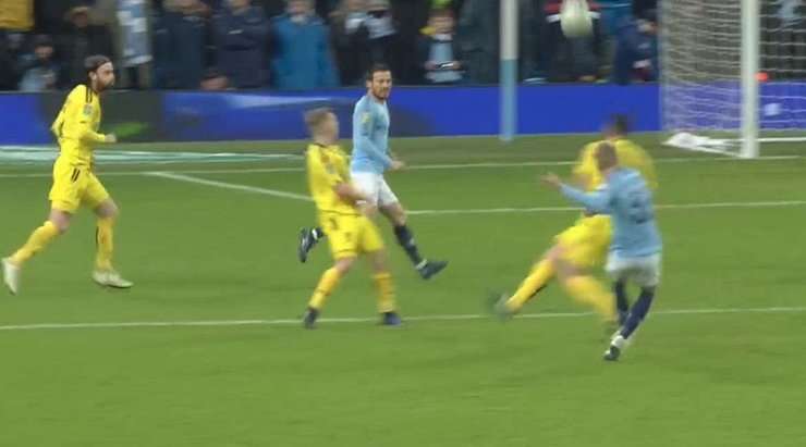 Oleksandr Zinchenko (Manchester City) lấy bóng tại rìa vòng cấm và tung cú sút một chạm không hề do dự. Anh ấy sút bóng xuất sắc khi nó đi vào góc phải phía trên. Có thể thực hiện tốt hơn không? Chắc chắn là không. 4:0.