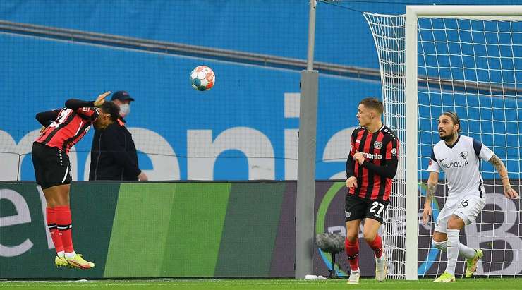 Vào rồi! Amine Adli (Bayer Leverkusen) nâng tỉ số lên 1:0 bằng cú đánh đầu từ cự ly gần ghim quả bóng vào góc trái khung thành sau đường căng ngang kiến tạo của Jeremie Frimpong.