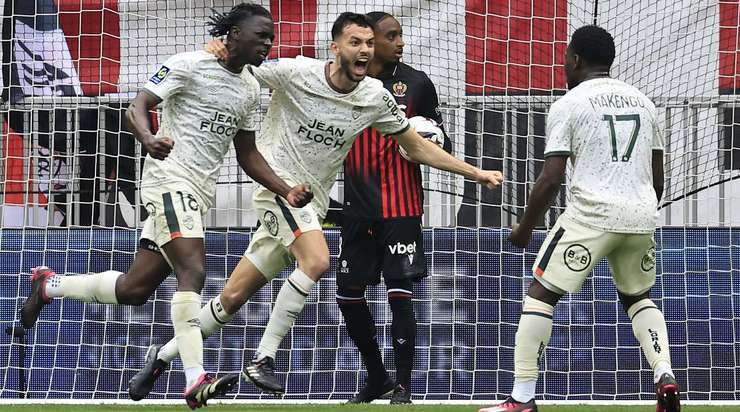 Nó đã đi vào lưới! Romain Faivre tung một đường chuyền đến Abdoul Bamo Meite (Lorient), và anh ấy dễ dàng đưa bóng vào lưới trống. Tỉ số là 0:1.