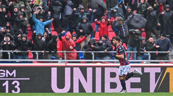 Riccardo Orsolini (Bologna) nhận một đường chuyền tốt trong vòng cấm và sút bóng vào nóc lưới. Một pha dứt điểm lạnh lùng!
