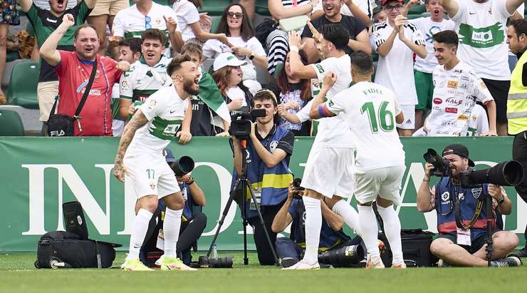 Kike (Elche) nhận một đường chuyền sát thủ, đặt anh vào thế đối mặt với thủ môn và anh đã bình tĩnh đưa bóng vào lưới.