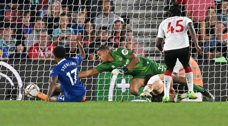 Vào! Raheem Sterling (Chelsea) đã có mặt đúng lúc đúng chỗ để chộp lấy bóng bật ra trong vòng cấm, và anh ấy sút bóng thành bàn. Tỉ số là 0:1.