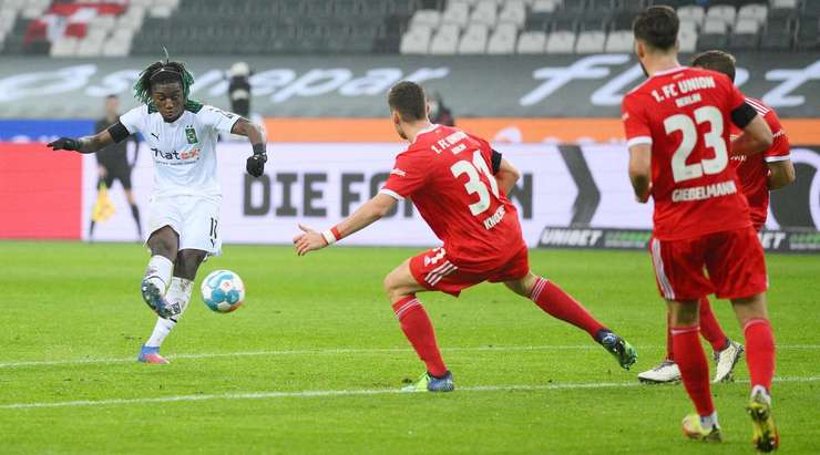 Vào! Kouadio Kone (B. Monchengladbach) nhận đường chuyền từ đồng đội và anh không hề do dự tung một cú sút không thể cản phá vào sát phía trong cột dọc bên phải.