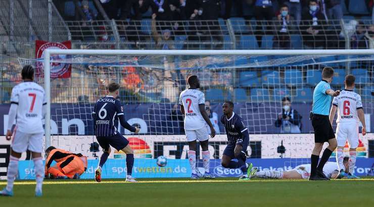 Christopher Antwi-Adjei (Bochum) nhận một đường chuyền thú vị bên trong vòng cấm và anh tung một cú sút chìm chuẩn xác vào góc thấp bên trái khung thành. Một pha dứt điểm hiểm hóc!