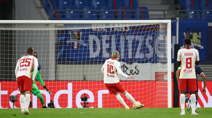 Vào! Keylor Navas đã chạm được những đầu ngón tay vào bóng sau cú sút của Emil Forsberg (RB Leipzig), nhưng chừng đó thôi không đủ ngăn trái bóng đi vào góc thấp bên trái khung thành.