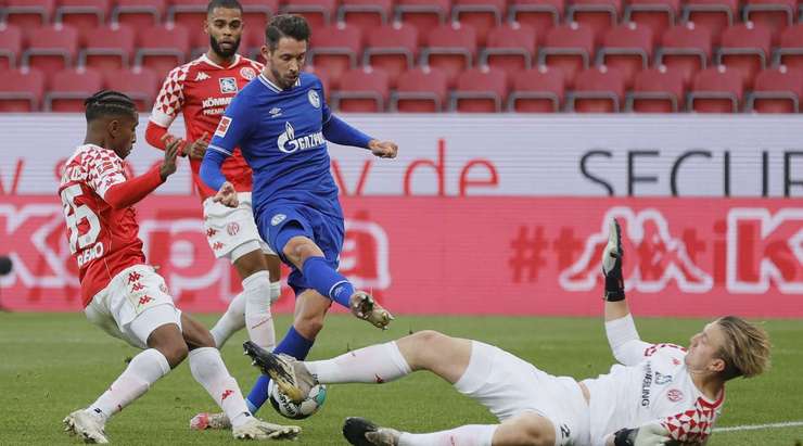 Mark Uth (Schalke) có lẽ đang cảm thấy vô cùng xấu hổ. Cầu thủ này nhận được một đường chuyền sắc như dao cạo từ đồng đội, nhưng cú sút từ ngay trong vòng 5m50 của anh ấy đúng là một thảm họa. Anh sút trượt bóng và để cho thủ môn Robin Zentner bắt bóng dễ dàng.