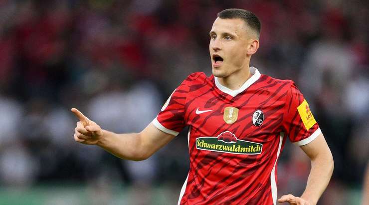Vào! Maximilian Eggestein (Freiburg) đã không do dự tung cú sút ngay ngoài vòng cấm. Đó là một cú sút căng tuyệt đẹp vào góc thấp bên trái khung thành, đánh bại thủ môn đối phương.