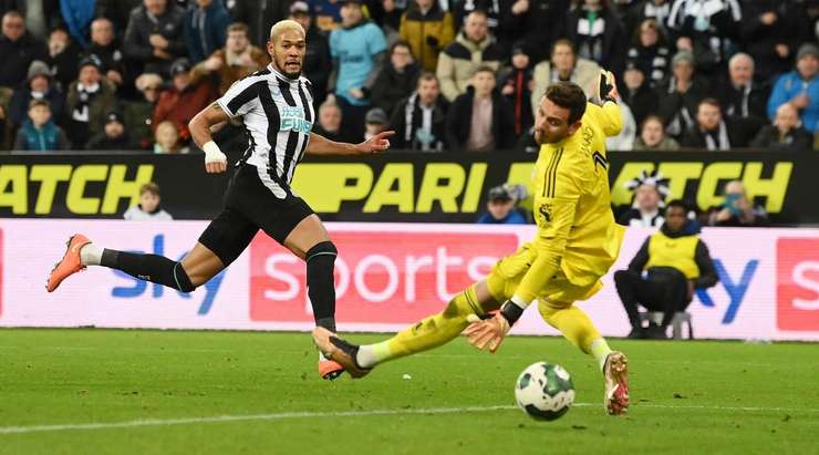 Tỉ số là 2:0! Miguel Angel Almiron chuyền bóng cho Joelinton (Newcastle Utd) trong vòng cấm, người không bị ai kèm và sút bóng vào góc phải phía dưới.
