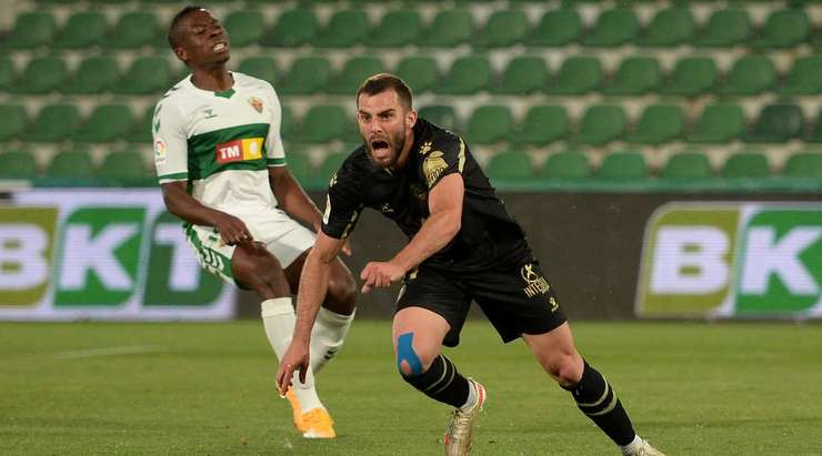 Vào! Luis Rioja (Alaves) thể hiện sự nhạy bén của mình trong vòng cấm khi anh ấy đón một đường chuyền thông minh từ đồng đội và tung cú sút một chạm làm tung nóc lưới. Joselu là người đã kiến tạo bàn thắng. Tỉ số là 0:2.