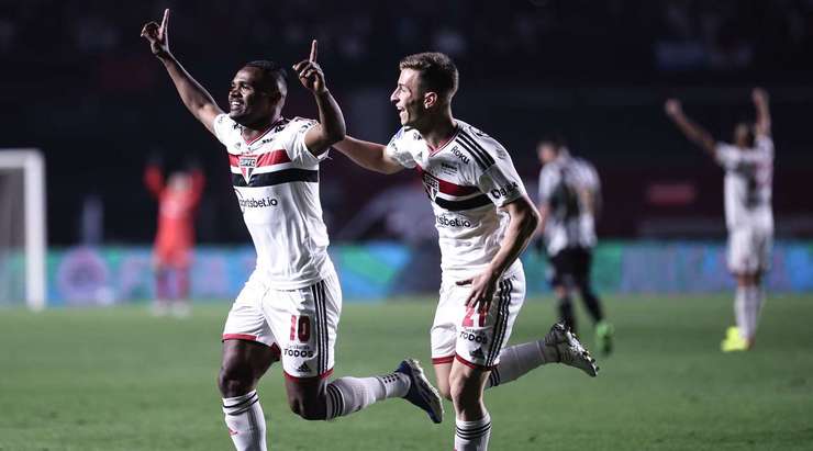 Nikao (Sao Paulo) đón một đường chuyền tuyệt vời và đột phá qua hàng phòng ngự đối phương trước khi tung ra một cú sút tầm trung, đưa bóng vượt qua thủ môn vào mé trong cột dọc bên phải.