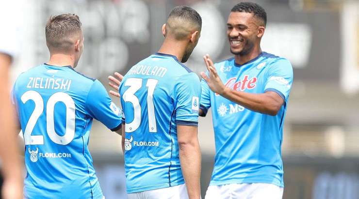 May mắn có mặt ở ngay vị trí mà bóng bật ra, Piotr Zielinski (Napoli) không bỏ lỡ cơ hội và tung cú sút mạnh vào sát mé trong cột dọc bên bên trái, đưa bóng vào lưới trong sự bất lực của thủ môn.