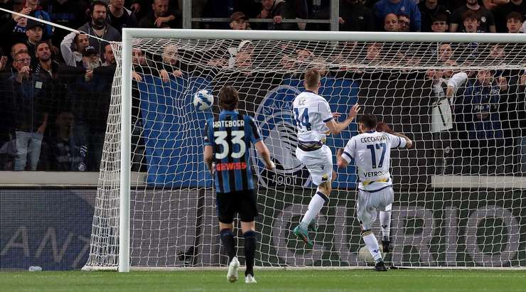 Vào! Giovanni Simeone treo bóng qua vòng cấm và Federico Ceccherini (Verona) đón nó để đánh đầu vào lưới. Anh ấy thay đổi tỉ số thành 0:1.
