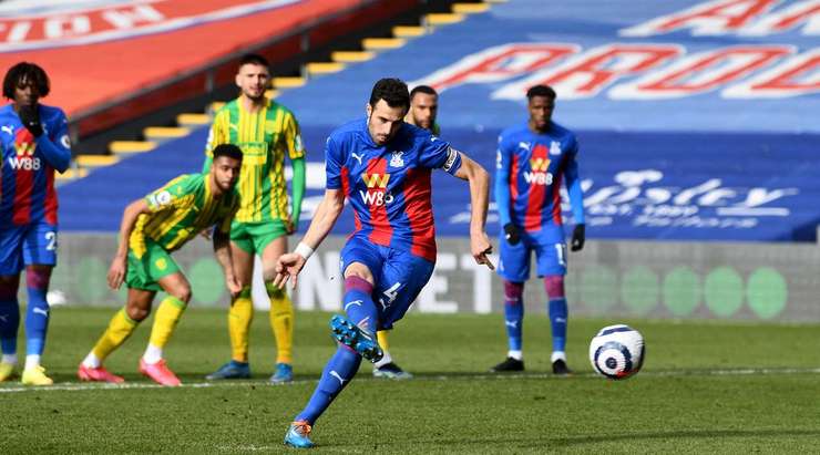 Vào! Luka Milivojevic (Crystal Palace) sút bóng vào góc thấp bên phải khung thành, vượt qua tầm với của Sam Johnstone dù thủ môn đã đổ người hết cỡ.