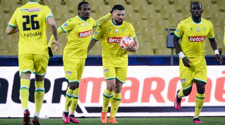 Andy Delort (Nantes) không phạm sai lầm nào trên chấm phạt đền, anh ta chờ thủ môn Jean-Louis Leca đổ người rồi mới nhẹ nhàng sút bóng vào chính giữa khung thành.