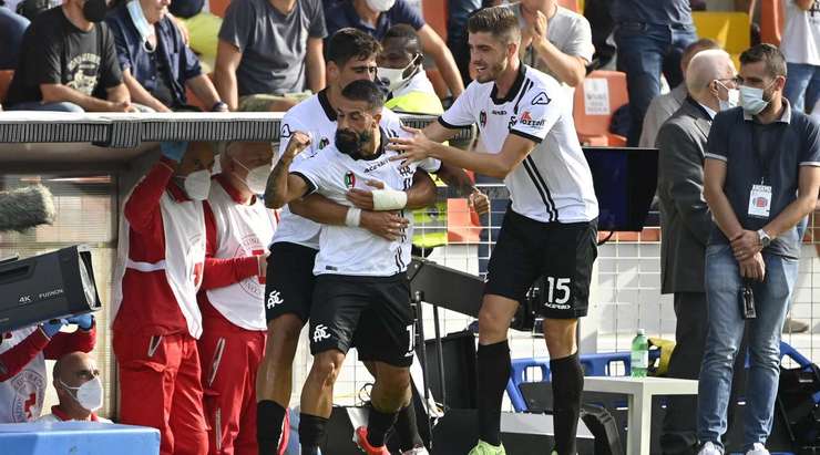 Vào! Daniele Verde (Spezia) nhận bóng trong vòng cấm ở một vị trí rất thuận lợi và dứt điểm. Cú sút của anh đổi hướng khi chạm vào một cầu thủ đối phương, khiến thủ môn Mike Maignan bó tay. Tỉ số đã được nâng lên 1:1.