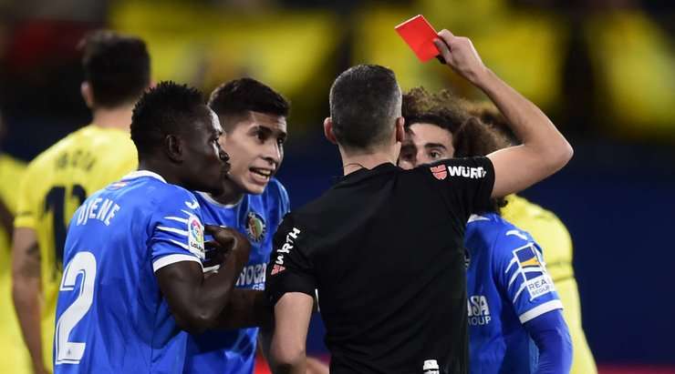Santiago Jaime Latre thổi còi và Mathias Olivera Miramontes (Getafe) bị rút thẻ vàng thứ hai vì pha phạm lỗi của mình. Huấn luyện viên sẽ không khen ngợi anh ấy và các đồng đội cũng vậy. Rời sân, anh ấy có nhiều thời gian để suy nghĩ về nó.