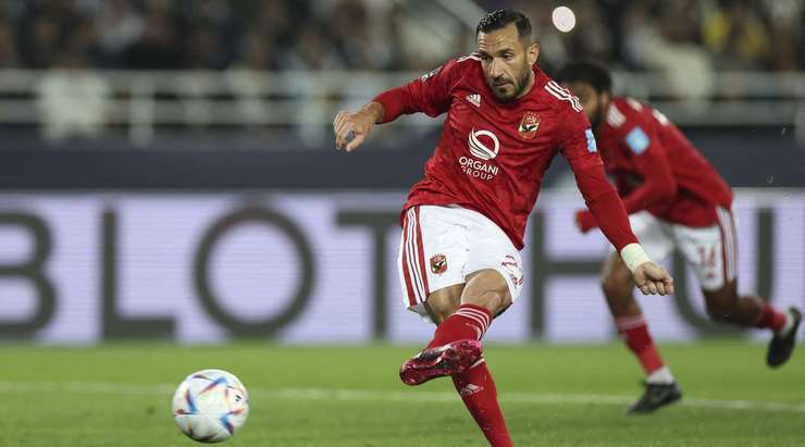 Vào! Ali Maaloul (Al Ahly) giành chiến thắng trên chấm phạt đền bằng một cú sút không thể cản phá, vượt qua tầm với của thủ môn Andriy Lunin vào góc thấp bên trái.